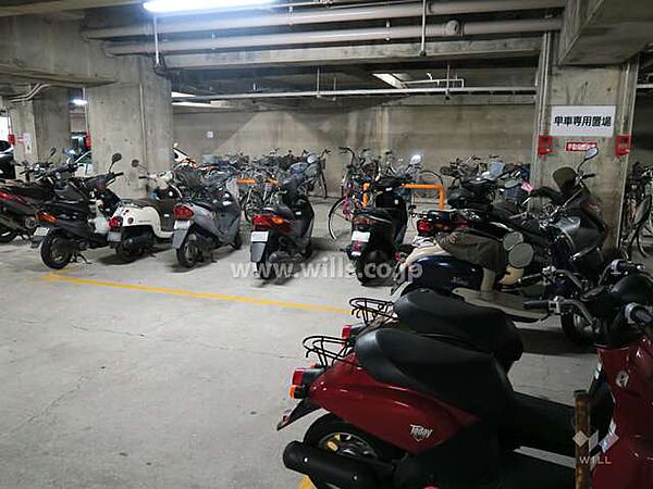 バイク置場は屋内のため、バイクが雨晒しになりません。最新の空き状況につきましてはお問い合わせください。