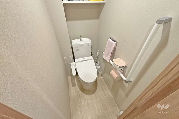 トイレ［2026年2月15日撮影］トイレには棚が設置されており、消耗品の収納に便利！手すり付きで安心です！