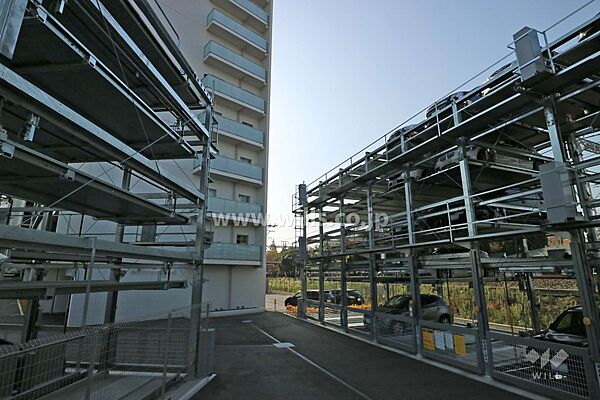 敷地内駐車場（屋外平面式）平面式の駐車場は車の出し入れがスムーズ！中央環状線が近くを走っており、車での移動が便利な立地！最新の空き状況につきましてはお問い合わせください。