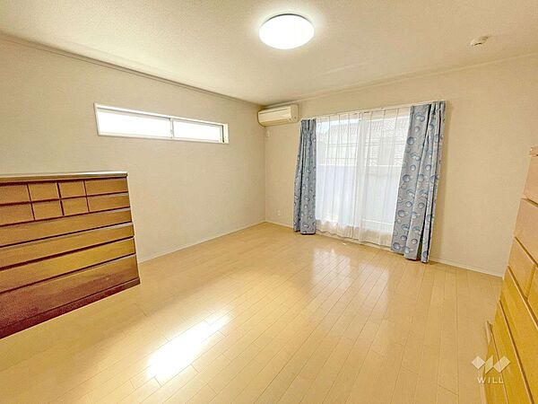 南側洋室約9.6帖［2026年2月20日撮影］大きなベッドを置いてもゆとりある広さを確保しています！2面採光で明るく、風通しの良い空間です！