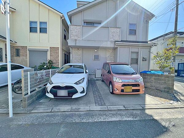 物件の駐車スペース［2026年2月17日撮影］並列で2台駐車可能！中央環状線が近くを走っており、車での移動が便利な立地！摂津北インターチェンジへのアクセスもスムーズ！