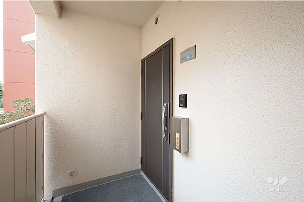 物件の玄関［2026年3月2日撮影］スキップフロア構造のため、お部屋の前を人が通ることがありません。プライバシー性の高いお住まいです！