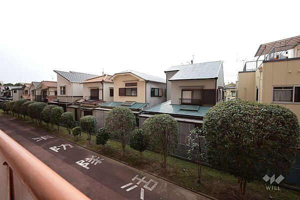 バルコニーからの眺め（南東方向）［2026年3月2日撮影］敷地内には植栽が整えられており、日常的に緑を感じられる住環境！