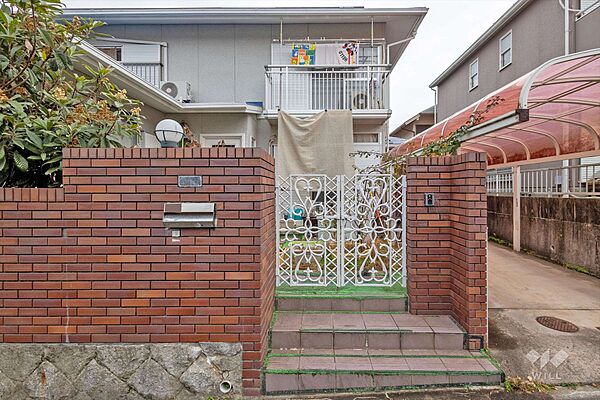 物件の玄関［2024年1月13日撮影］前面道路から玄関まで距離があり、プライバシー性の高いお住まいです。TV付インターホンもあり、より防犯面に配慮されています！