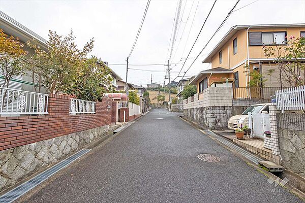 物件の南西側前面道路（北西側から）［2024年1月13日撮影］「茨木山手台七丁目」バス停徒歩4分。（東海道本線「茨木」駅バス乗車約27分、阪急京都線「茨木市」駅バス乗車約40分）
