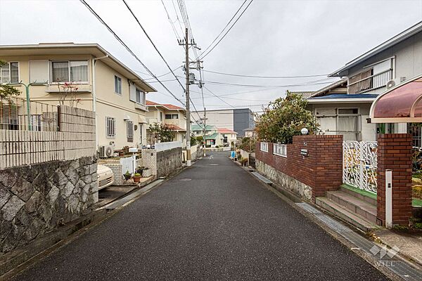 物件の南西側前面道路（南東側から）［2024年1月13日撮影］リフォームのご提案も可能です！お気軽にお問い合わせください！