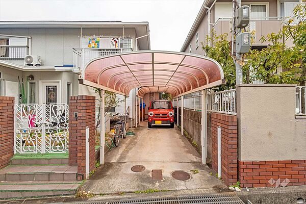 物件の駐車スペース［2024年1月13日撮影］2台駐車可能！カーポート付きなのも嬉しいポイント！車での移動が便利な立地です。