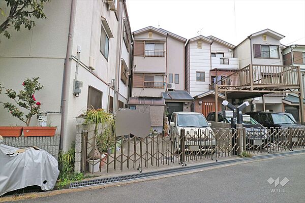 物件の外観（北西側から）［2023年2月16日撮影］LDKと洗面室が同フロアに集約されており、家事がしやすい造り！個室4室は6帖以上の広さを確保！各個室に収納あり！