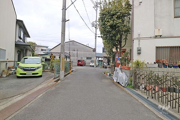 物件の西側前面道路（南側から）［2023年2月16日撮影］周辺は平坦地のため、自転車での移動も便利！「流通センター」バス停徒歩7分！バス乗車で阪急線「茨木市駅」、JR線「茨木駅」へのアクセススムーズ！