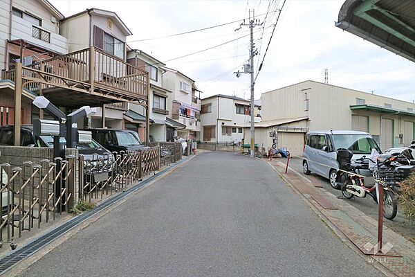 物件の西側前面道路（北側から）［2023年2月16日撮影］鳥飼東小学校徒歩8分、第五中学校徒歩9分！周辺は公園が点在しており、子育てがしやすい住環境！