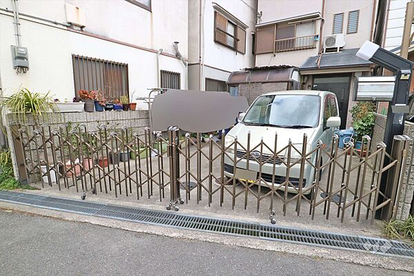 物件の駐車スペース［2023年2月16日撮影］2台駐車可能！車での移動が便利な立地！バイクや自転車も数台停めることができそうです！