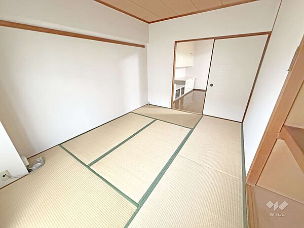 南側和室6帖［2026年5月3日撮影］ベッドやデスクを置ける広さを確保しています！押入れがあるので、お部屋がすっきりと片付きそうです！