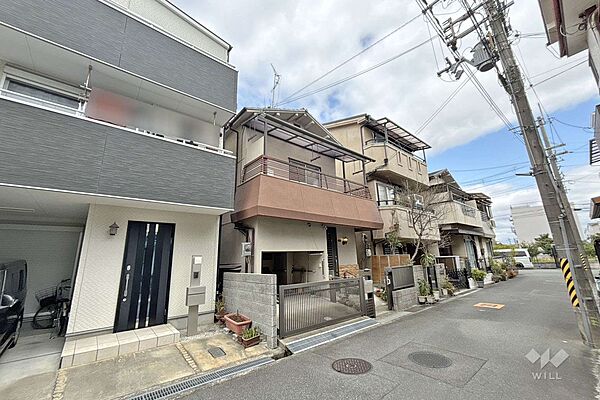 物件（南西側から）［2026年3月2日撮影］建築条件のない土地のため、お好きなハウスメーカー、工務店でご建築いただけます！現況は古家付きのため、再建築の際は建物の取り壊しが必要です。