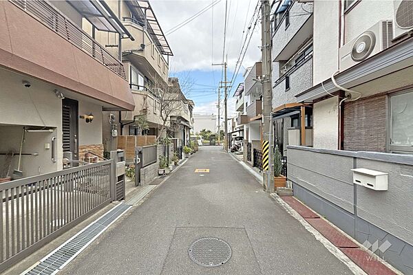 物件の南西側前面道路（北西側から）［2026年3月2日撮影］別府小学校徒歩10分、第四中学校徒歩9分！周辺は公園が点在しており、子育てがしやすい住環境！