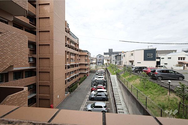 バルコニーからの眺め（南西方向）［2026年4月14日撮影］周辺は戸建てや集合住宅が立ち並ぶ住宅地です。日常的に緑を感じられる住環境！