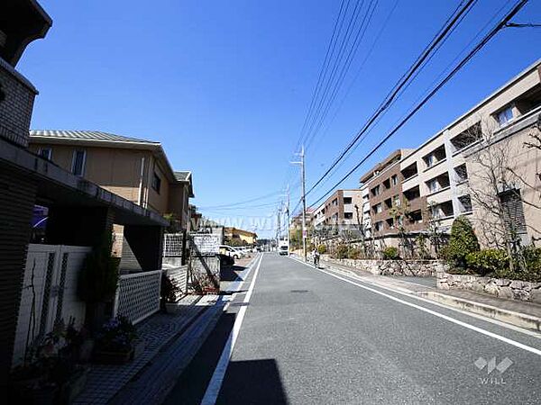 敷地に隣接して公園があります。お子様も思いっきり体を動かすことができます！西小学校徒歩16分、西陵中学校徒歩14分！