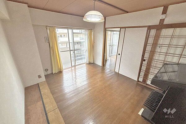 西側和室6帖［2026年4月25日撮影］バルコニーに面した明るい居室です。ベッドやデスクを置ける広さを確保しています！