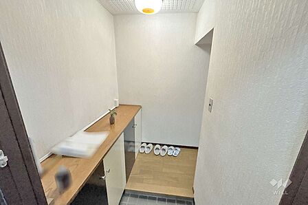 東側納戸［2026年4月25日撮影］ご家族のお荷物が一気に収納できる広さがあります！作業スペースとしてもお使いいただけそうです！