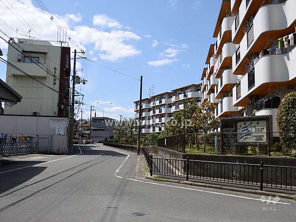敷地南側の前面道路。コンビニやスーパー、ドラッグストアや総合病院が徒歩10分圏内！周辺は飲食店も充実しており、生活がしやすい住環境！