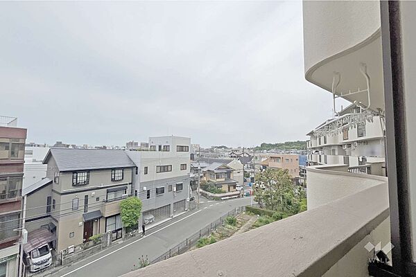 バルコニーからの眺め（南西方向）［2026年5月2日撮影］高い建物がなく、圧迫感がありません！時には外気に触れ、リフレッシュするのもいいですね！