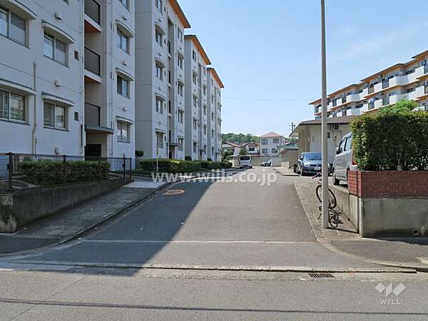 駐車場出入り口。幹線道路が近くを走っており、車での移動が便利な立地です！インターチェンジへのアクセスもスムーズ！駐車場の最新の空き状況につきましてはお問い合わせください。