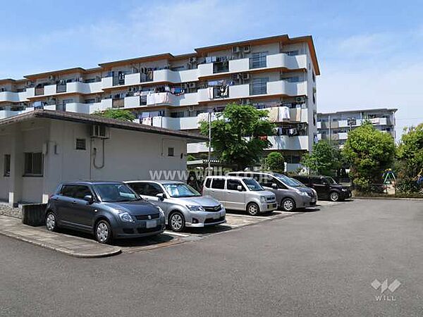 敷地内駐車場（屋外平面式）平面式の駐車場は車の出し入れがスムーズ！最新の空き状況につきましてはお問い合わせください！