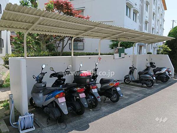 バイク置場はサイクルポート付きでバイクが雨晒しになりません。最新の空き状況につきましてはお問い合わせください。