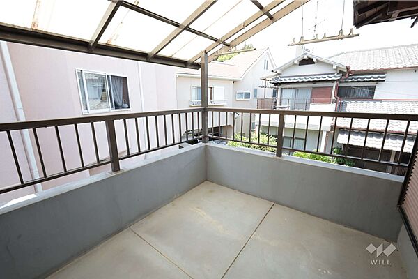 バルコニー［2026年5月14日撮影］ゆとりあるバルコニーには屋根がついているため、急な雨でもお洗濯物が濡れにくくなっております。