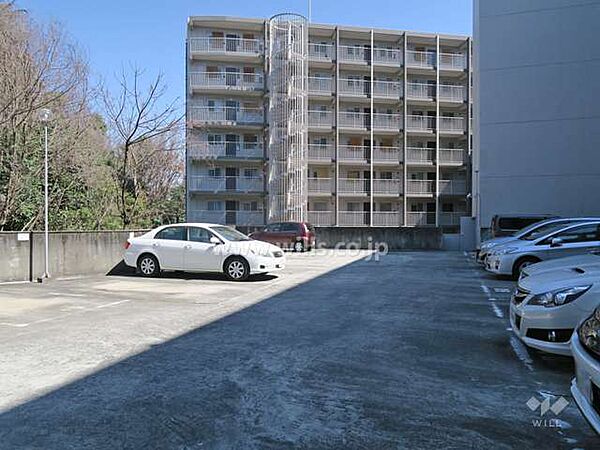 敷地内駐車場（屋外平面式）平面式の駐車場は車の出し入れがスムーズ！最新の空き状況につきましてはお問い合わせください。