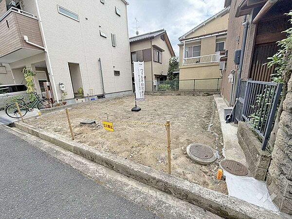 物件（北東側から）［2026年7月7日撮影］建築条件付きの土地です。参考プラン図・諸費用・指定建築会社など詳細につきましてはお問い合わせください。