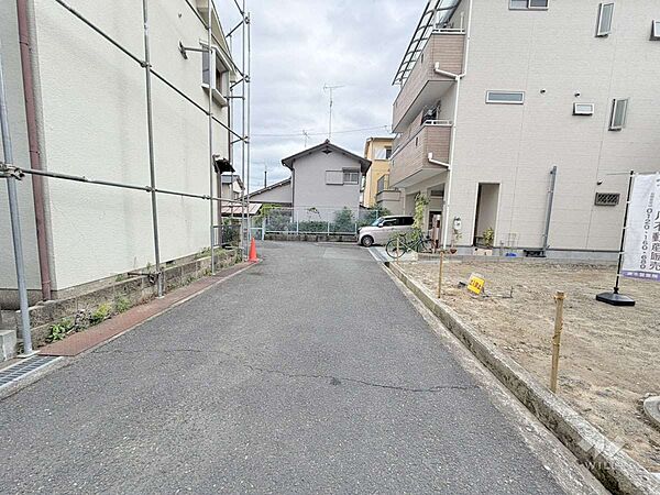 物件の東側前面道路（北側から）［2026年7月7日撮影］スーパー徒歩5分！コンビニやドラッグストアも徒歩10分圏内！周辺は飲食店も充実しています！