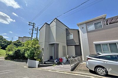 外観：物件の外観（南東側から）［2026年8月4日撮影］角地につき採光、通風良好！ゆとりある4LDKのお住まい！静かな住宅地です。お気軽にお問い合わせください！