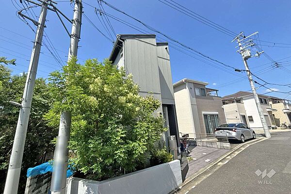 物件の外観（南西側から）［2026年8月4日撮影］家族と顔を合わせる機会が増えるリビング階段！LDKと和室は繋げて使うことも可能！ライフスタイルに合わせてお使いいただけます！