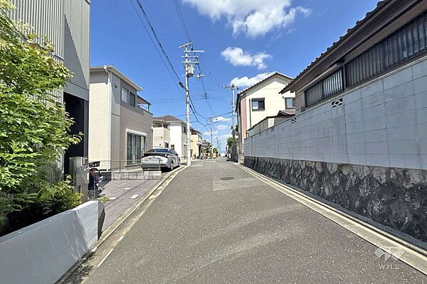 物件の南側前面道路（西側から）［2026年8月4日撮影］郡小学校徒歩7分！郡山公園徒歩9分！周辺は緑地があり、自然豊かな住環境！