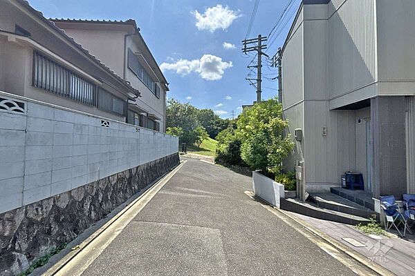 物件の南側前面道路（東側から）［2026年8月4日撮影］「宿川原」バス停徒歩5分！バス乗車約13分で東海道本線「茨木駅」へのアクセス可能！
