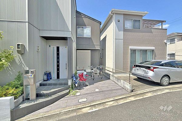 物件の駐車スペース［2026年8月4日撮影］国道171号線が近くを走っており、車での移動が便利な立地！茨木インターチェンジへのアクセスもスムーズ！