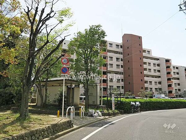 白川高層住宅8号棟の外観（北側から）6階部分、南向き住戸につき採光、通風良好！南側6.3帖洋室と中央4.5帖洋室はLDKと隣接しており、家族と顔を合わせる機会が増えます！