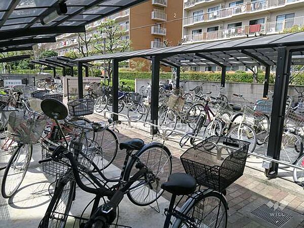 駐輪場はサイクルポート付きで、自転車が雨晒しになりません。周辺は平坦地のため、自転車での移動もスムーズ！最新の空き状況につきましてはお問い合わせください。