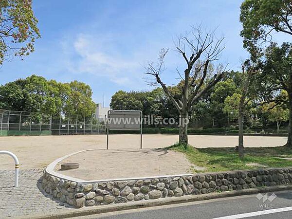 白川東公園。広々としており、気軽に体を動かすことができそうです。室内フルリフォーム実施！お気軽にお問い合わせください！