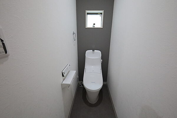 トイレ［2026年6月10日撮影］トイレは1階と2階にあります！朝の忙しい時間帯も安心！トイレにも窓があり、自然換気ができます！