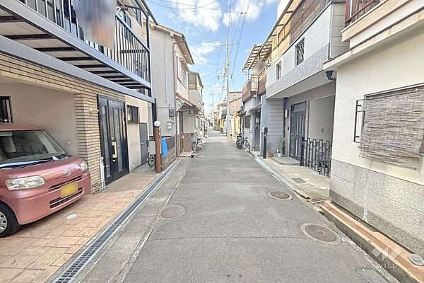 物件の南西側前面道路（南東側から）［2026年6月13日撮影］コンビニやスーパー、ドラッグストア等買い物施設が徒歩10分圏内に複数あります！