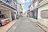 外観：物件の南西側前面道路（南東側から）［2026年6月13日撮影］コンビニやスーパー、ドラッグストア等買い物施設が徒歩10分圏内に複数あります！