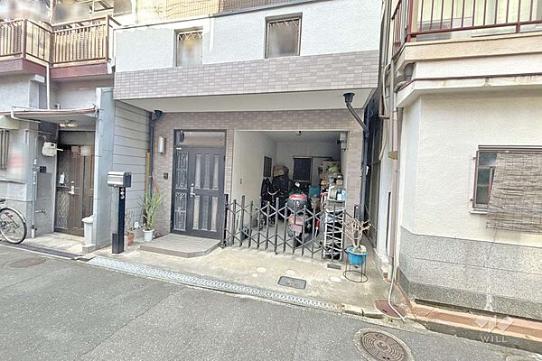 物件の駐車スペース［2026年4月15日撮影］中央環状線や産業道路が近くを走っており、車での移動が便利な立地！周辺は平坦地のため、自転車での移動もスムーズ！