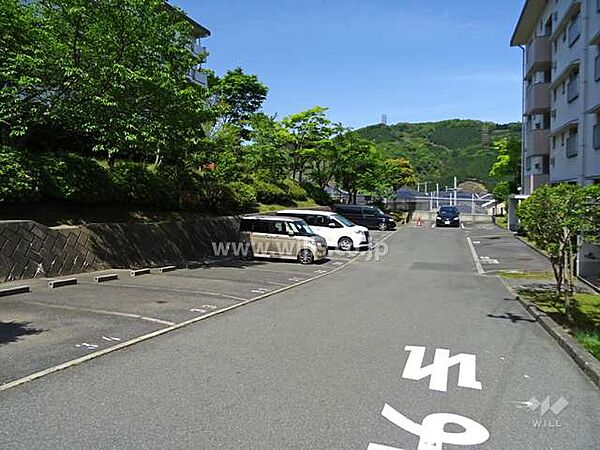 敷地内駐車場（屋外平面式）平面式の駐車場は車の出し入れがスムーズ！車での移動が便利な立地！最新の空き状況につきましてはお問い合わせください！