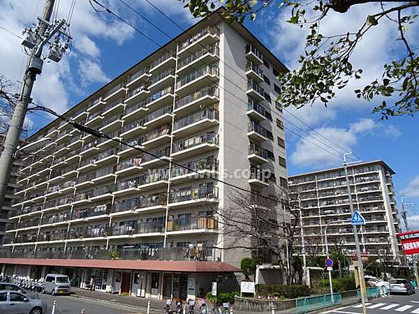 ローレルハイツ茨木総持寺2号棟の外観（南東側から）2026年2月室内フルリフォーム実施！水回り設備も全て交換！全室洋室仕様！お気軽にお問い合わせください。