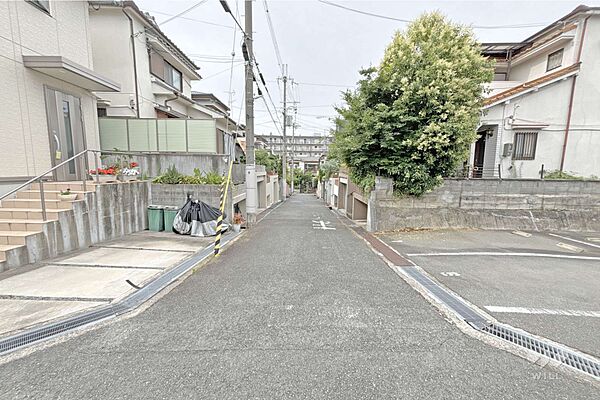 物件の北西側前面道路（南西側から）［2026年6月23日撮影］中央環状線や吹田インターチェンジが近く、車でのお出かけが楽しめそうです！