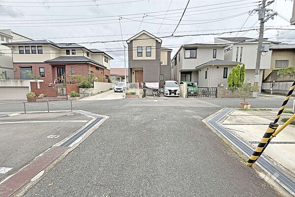 物件の北西側前面道路（北東側から）［2026年6月23日撮影］イオンモール茨木徒歩13分！周辺はマンションや戸建てが立ち並ぶ住宅地です。