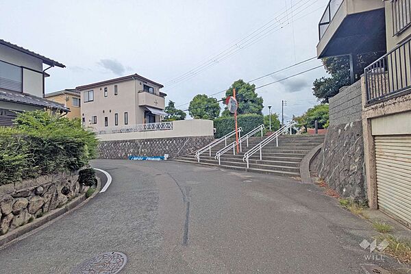 物件の南側前面道路（西側から）［2026年6月23日撮影］お土地としてのご検討も可能です！詳細につきましてはお問い合わせください。