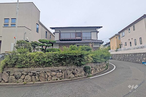 物件の外観（南側から）［2026年6月23日撮影］南東角地につき採光、通風良好！水回りにも窓あり！周辺は集合住宅と一戸建てが並ぶ住宅地です。