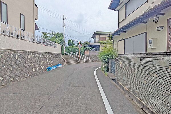 物件の東側前面道路（北側から）［2026年6月23日撮影］東奈良小学校徒歩13分、天王中学校徒歩12分！公園も近くにあり、子育てがしやすい住環境！